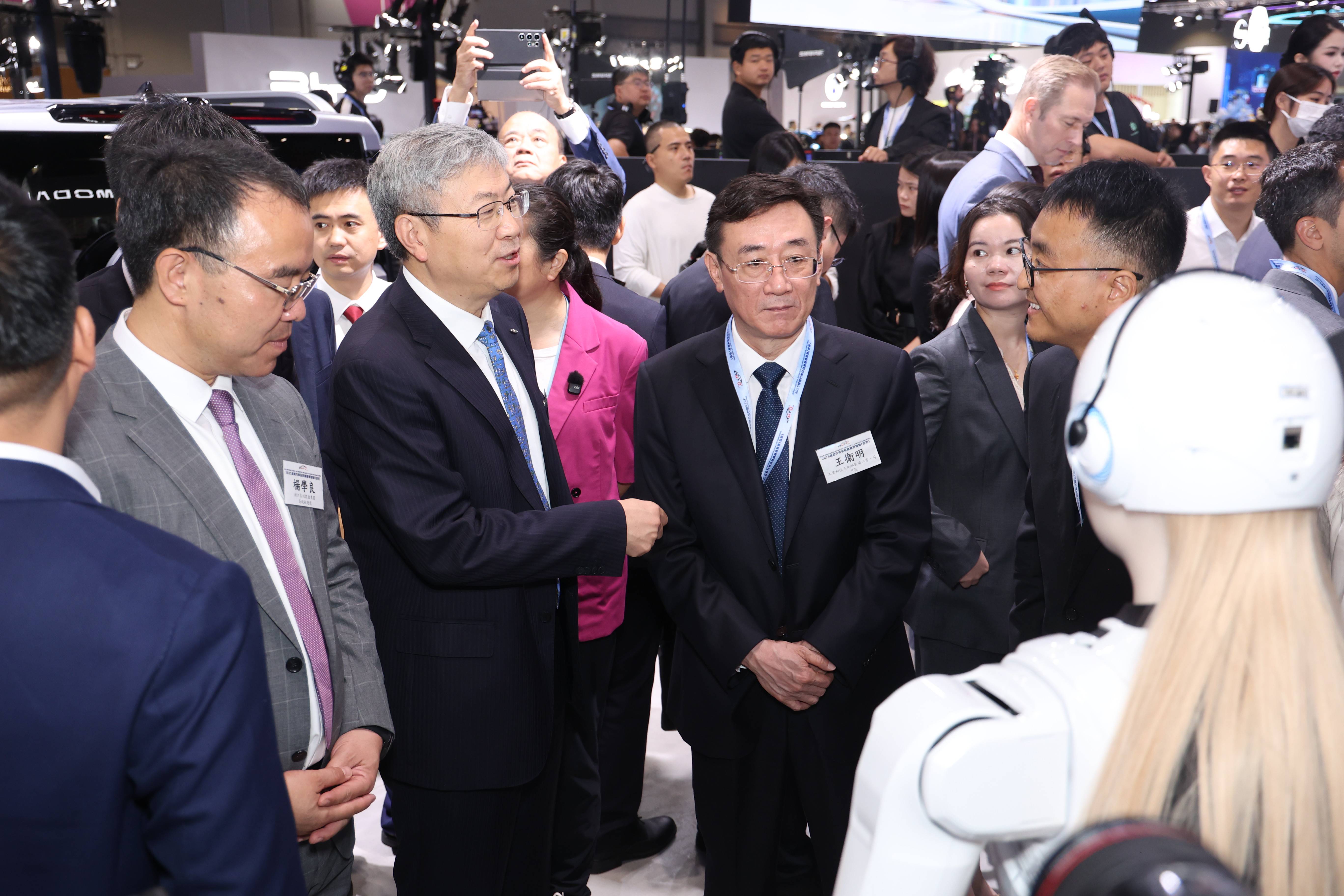 墨甲機(jī)器人亮相香港車博會(huì)，智能科技與東方之珠碰撞新火花