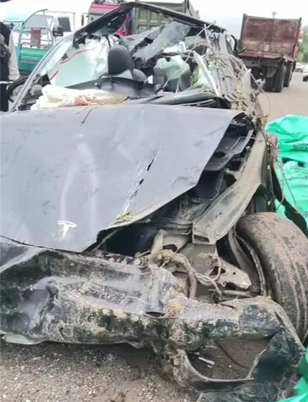 時速120墜崖，行車數(shù)據(jù)消失？特斯拉回應浙江金華車輛事故！