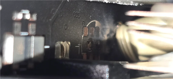 英偉達(dá)RTX 5090被曝電容爆炸：金屬散熱片直接炸彎！