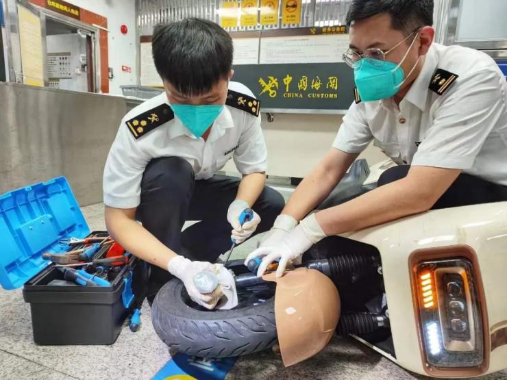 單次獲利幾十萬？女子單車藏上萬張存儲卡被查！