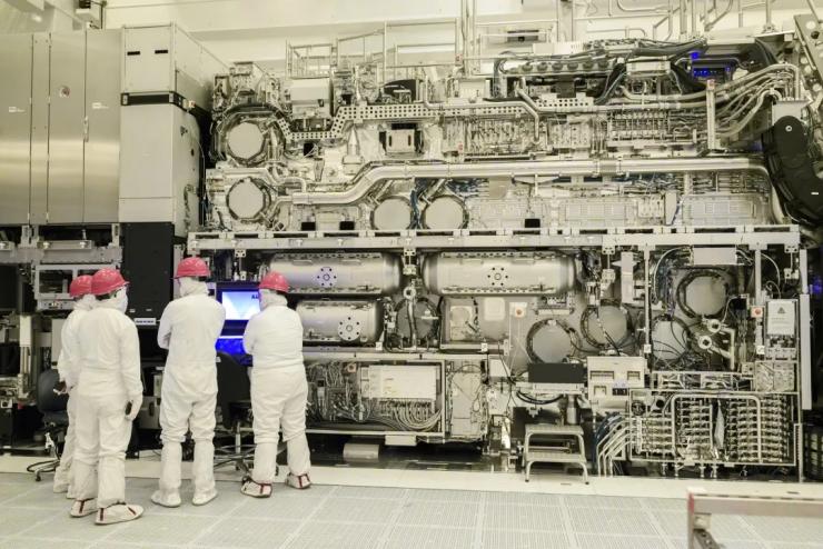 英特爾完成全球首臺(tái)ASML High NA EUV光刻機(jī)組裝！