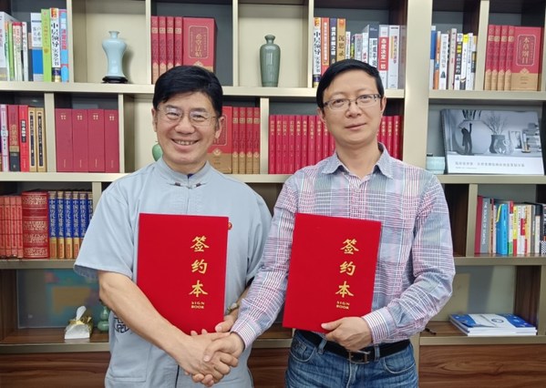浙江省婚慶行業(yè)協(xié)會(huì)會(huì)長(zhǎng)李正亮（左）與看看浙江網(wǎng)總裁謝小聰（右）簽訂戰(zhàn)略合作協(xié)議
