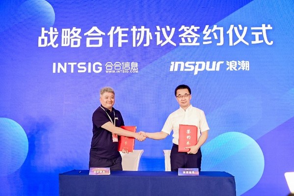 合合信息智能解決方案事業(yè)部總經(jīng)理李明（左）與浪潮信息副總裁、AI&HPC產(chǎn)品線總經(jīng)理劉軍
