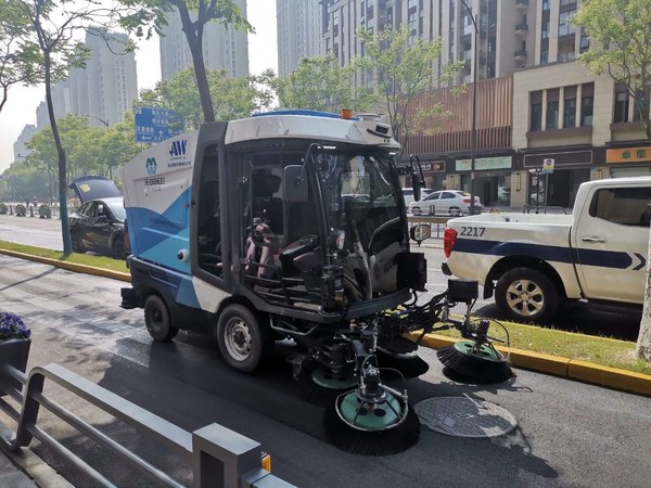仙途智能Autowise.ai自動駕駛清掃車在無錫安鎮(zhèn)街頭清掃作業(yè)