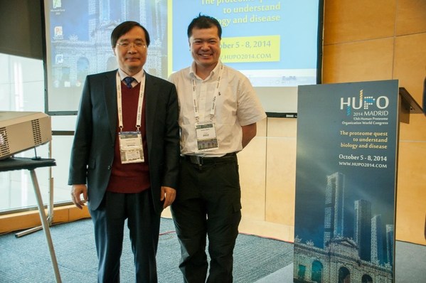 HUPO2014大會上，張弓教授與國際人類蛋白質(zhì)組計劃的發(fā)起人Young-Ki Paik（韓國延世大學(xué)教授）在完成翻譯組學(xué)的特邀報告后合影