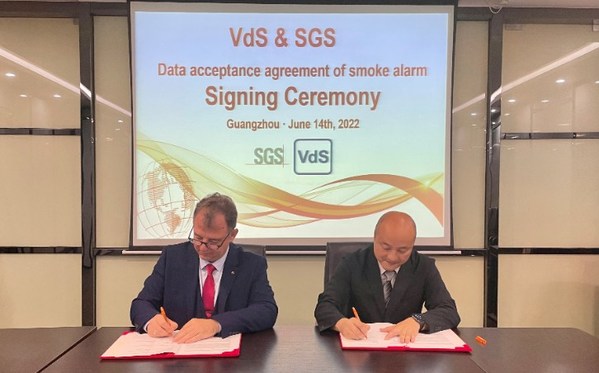 VdS上海首席代表Lothar Sysk先生（左）、SGS中國互聯(lián)與產(chǎn)品事業(yè)群總經(jīng)理趙暉先生（右）簽屬煙霧報(bào)警裝置測試數(shù)據(jù)互認(rèn)協(xié)議