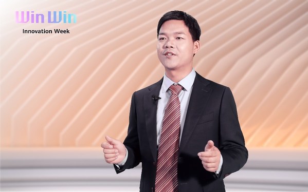 華為運(yùn)營商IT Marketing與解決方案銷售部部長陳學(xué)軍發(fā)表主題演講