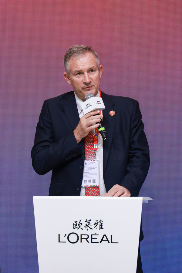 法國駐華大使羅梁在歐萊雅展臺開幕儀式上發(fā)言