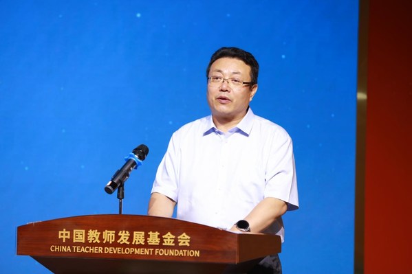 中國(guó)教師發(fā)展基金會(huì)秘書長(zhǎng)宋家樂主持儀式