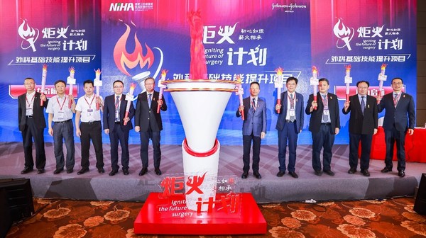 “炬火計(jì)劃”正式啟動(dòng)，左起依次為： 北京積水潭醫(yī)院院長(zhǎng) 蔣協(xié)遠(yuǎn)、首都醫(yī)科大學(xué)附屬北京婦產(chǎn)醫(yī)院院長(zhǎng) 陰赪宏、山東第一醫(yī)科大學(xué)附屬省立醫(yī)院副院長(zhǎng)、普外科主任李樂(lè)平、中國(guó)科學(xué)技術(shù)大學(xué)附屬第一醫(yī)院（安徽省立醫(yī)院）黨委書(shū)記 劉連新、浙江大學(xué)醫(yī)學(xué)院附屬邵逸夫醫(yī)院院長(zhǎng) 蔡秀軍、國(guó)家衛(wèi)生健康委醫(yī)院管理研究所所長(zhǎng) 葉全富、首都醫(yī)科大學(xué)附屬北京友誼醫(yī)院副院長(zhǎng)、中華醫(yī)學(xué)會(huì)外科學(xué)分會(huì)副主任委員 張忠濤、北京大學(xué)腫瘤醫(yī)院院長(zhǎng) 李子禹、國(guó)家衛(wèi)生健康委醫(yī)院管理研究所副所長(zhǎng) 王凱、強(qiáng)生全球資深副總裁、強(qiáng)生中國(guó)區(qū)主席 宋為群