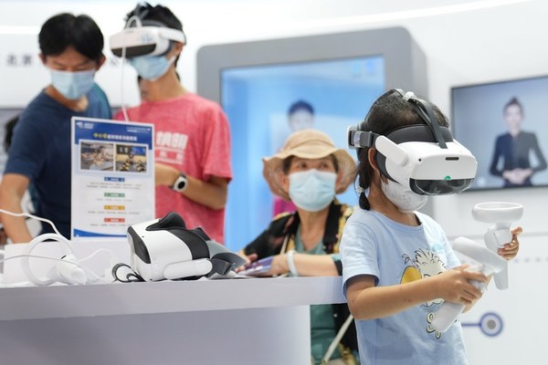9月4日，在服貿(mào)會首鋼園區(qū)文旅服務(wù)專題展，小朋友在進(jìn)行VR體驗。新華社記者 鞠煥宗 攝