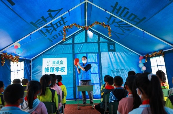 孩子們?cè)趲づ駥W(xué)校學(xué)習(xí)“安全教育課”