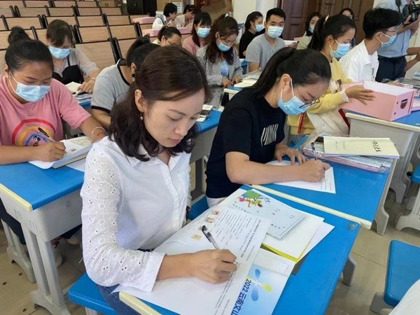 100位小學老師接受視力健康專業(yè)培訓