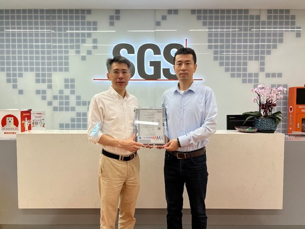 SGS為科勒頒發(fā)SGS獨立慧鑒認(rèn)證證書；科勒（中國）投資有限公司廚房事業(yè)部總經(jīng)理范震宇（圖左）SGS輕工產(chǎn)品事業(yè)部中國區(qū)高級銷售經(jīng)理王鵬（圖右）
