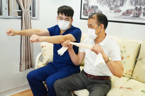 「耆青連心樂(lè)融融計(jì)劃」將有超過(guò)1,000名港大醫(yī)學(xué)院護(hù)理學(xué)院學(xué)生提供心理介入和行為指導(dǎo)服務(wù)，協(xié)助提高長(zhǎng)者的生理、心理健康及社會(huì)適應(yīng)力。