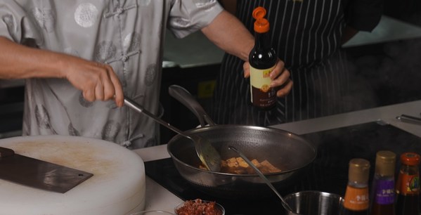 烹調(diào)麻婆豆腐時(shí)，使用的李錦記錦珍老抽味香色醇