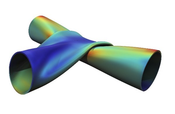 在COMSOL (R) 6.1 版本中使用新方法進(jìn)行接觸分析。仿真結(jié)果顯示了兩個(gè)金屬管的應(yīng)力和變形。