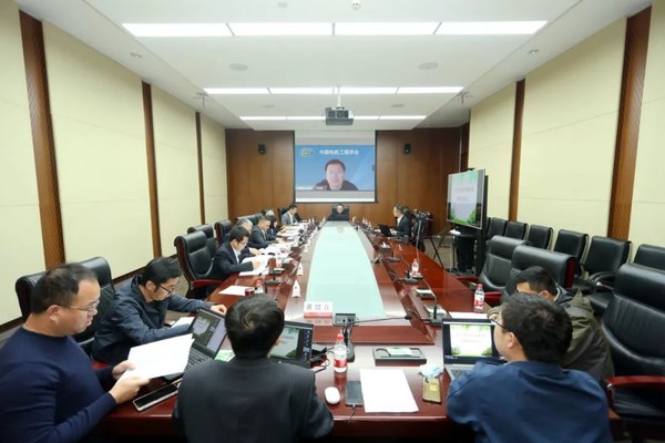 中國電機(jī)工程學(xué)會代表在各分會場宣讀鑒定規(guī)則、宣布鑒定委員會名單