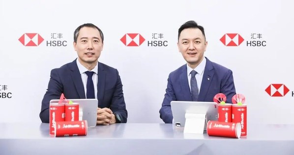 SGS風險管理解決方案中心總經(jīng)理岳慶松（左一）、匯豐中國環(huán)球貿易及融資業(yè)務部應收賬款融資總監(jiān)蔡耀剛（右一）受邀出席直播共商綠色金融可持續(xù)發(fā)展