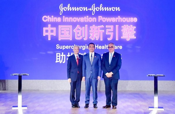 強生首席執(zhí)行官杜安卿Joaquin Duato（左）與強生全球資深副總裁、中國區(qū)主席宋為群（中）共同啟動強生中國創(chuàng)新引擎