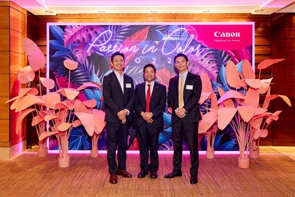 1.佳能香港董事長(zhǎng)及行政總裁尾澤一弘先生(中)歡迎行業(yè)領(lǐng)袖到訪“Passion in Color 2022”活動(dòng)，并鼓勵(lì)來(lái)賓盡情釋放想像力。