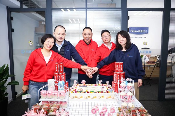 菲仕蘭中國高級副總裁楊國超（左三）和科訊嘉聯副總經理蔡勁松（右二）在升級儀式現場.jpg