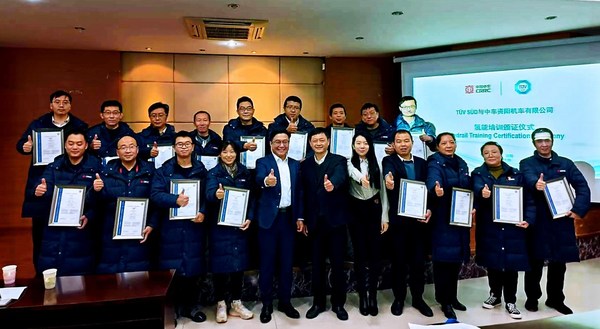 TÜV南德授予中車資機公司軌道交通車輛氫能培訓(xùn)證書合影