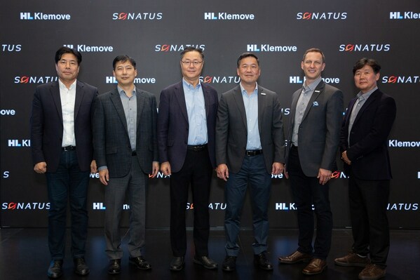 從左往右：HL Klemove銷售中心總監(jiān)Sung-guk Kim、HL Klemove首席技術(shù)官Hyung-jin Kang、HL Klemove首席執(zhí)行官Pal-joo Yoon、SONATUS首席執(zhí)行官Jeffrey Chou、SONATUS首席營銷官John Heinlein、SONATUS韓國區(qū)域經(jīng)理Chris Yang
