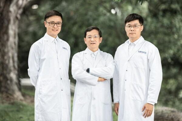 圖2.覓瑞的三位創(chuàng)始人：周礪寒博士、朱興奮教授、鄒瑞陽(yáng)博士（從左到右）。
