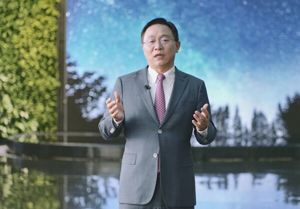 華為常務(wù)董事、ICT基礎(chǔ)設(shè)施業(yè)務(wù)管理委員會(huì)主任、企業(yè)BG總裁汪濤做開場(chǎng)致辭