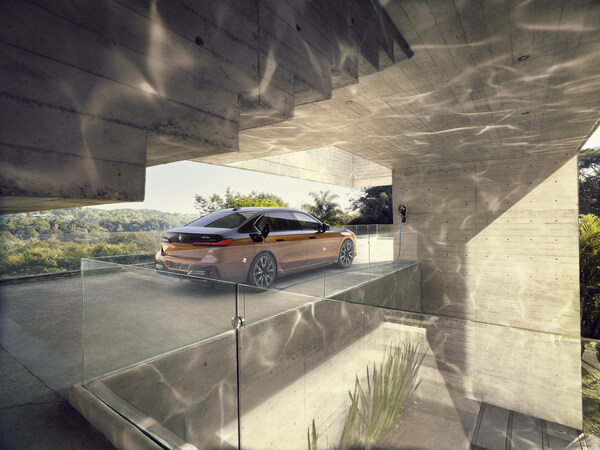 創(chuàng)新純電動(dòng)BMW i7 M70L