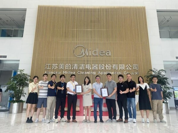 TÜV南德授予美的母嬰級除螨儀性能認證標志頒證儀式現(xiàn)場