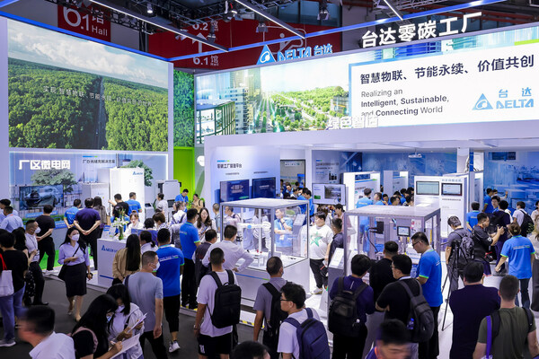 本屆工博會，臺達(dá)通過綠色智造、智慧健康辦公室、廠區(qū)微電網(wǎng)三大區(qū)塊全面展示“臺達(dá)零碳工廠”，吸引眾多專業(yè)觀眾駐足參觀。
