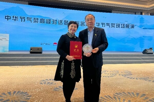 世界中餐業(yè)聯(lián)合會(huì)會(huì)長(zhǎng)邢穎（右）與李錦記中國(guó)企業(yè)事務(wù)總監(jiān)賴潔珊在活動(dòng)現(xiàn)場(chǎng)