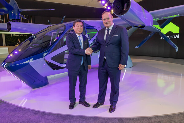 現(xiàn)代汽車集團(tuán)（ Hyundai Motor Group ）總裁兼Supernal首席執(zhí)行官Jaiwon Shin和Sigma Air Mobility首席執(zhí)行官Christophe Lapierre在法恩伯勒國(guó)際航展（ Farnborough International Airshow ） Supernal度假木屋的簽約儀式上完成了合作。