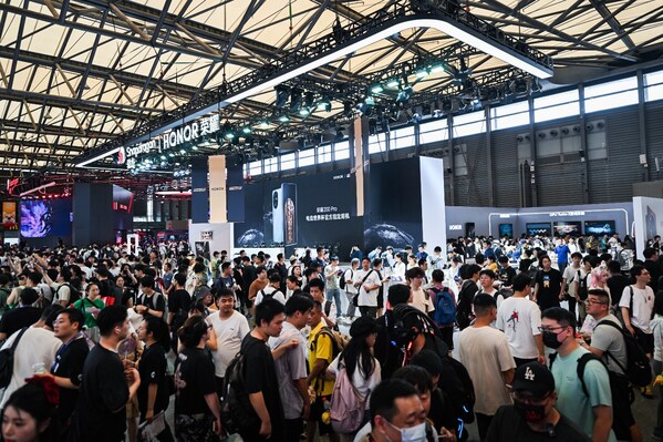 亮相ChinaJoy2024，榮耀以輕薄折疊屏引領(lǐng)游戲體驗新風潮