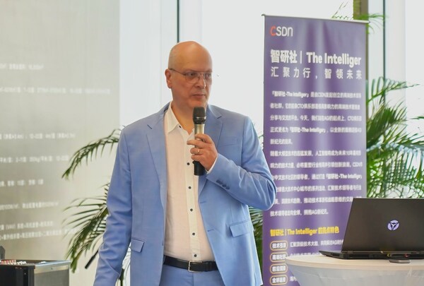 Richard Vencu，Stability AI 機(jī)器學(xué)習(xí)運(yùn)維主管、LAION 工程負(fù)責(zé)人 & 創(chuàng)始人