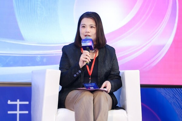 圖為“積極應對銀發(fā)人群醫(yī)療需求，助力健康中國建設”主題圓桌現(xiàn)場，拜耳影像診斷業(yè)務部中國區(qū)總經(jīng)理胡文菁發(fā)言