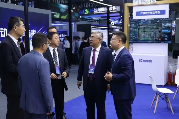 大連市人民政府常務(wù)副市長(zhǎng)邱寶林，遼寧省工業(yè)和信息化廳副廳長(zhǎng)王丹群，大連市工業(yè)和信息化局副局長(zhǎng)段洪濤等領(lǐng)導(dǎo)一行參觀信華信展位