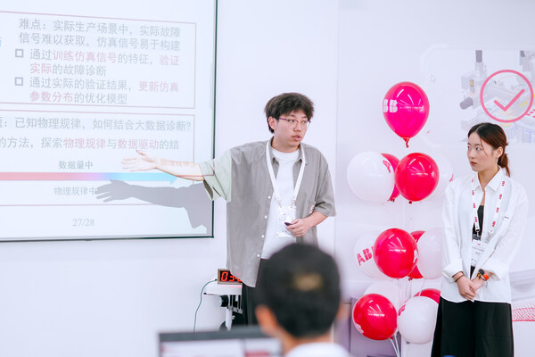 參賽選手在2024 ABB杯智能技術創(chuàng)新大賽“基于深度學習的電機智能故障監(jiān)測”決賽現(xiàn)場答辯