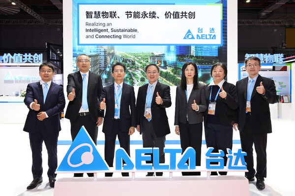 臺達副總裁暨首席可持續(xù)發(fā)展官周志宏先生（中）、中達電通總經(jīng)理宮鴻華先生（左三）、臺達中國可持續(xù)發(fā)展委員會主席吳美慧女士（右三）等多位主管參與進博會，共襄盛舉。