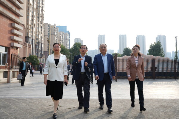 活動期間，黔南州委常委、都勻市委書記張麗芳（右一），以及黔南州委常委、州政府副州長吳學(xué)?。ㄗ笠唬┡c寧旻（右二）一同參觀都勻二中校園