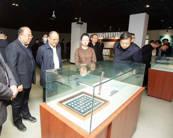 活動期間，白銀市副市長李敏娜（前排左三）與寧旻（左二）一同參觀會寧二中校史館