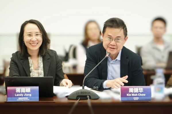 左起：路盛律師事務(wù)所主任 蔣南頔律師、羅思國際合伙人 周健華律師