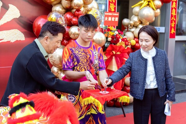 Bossard亞太區(qū)總裁 Robert Ang 先生和柏中廣東公司總經(jīng)理薛泳女士為金獅點(diǎn)睛，慶祝新公司成立。