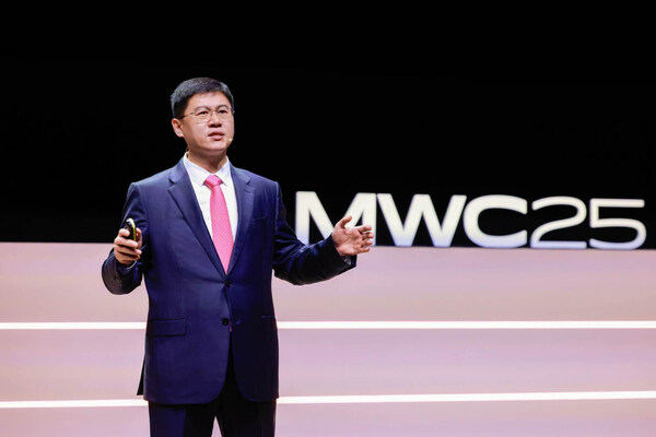 華為高級(jí)副總裁、ICT銷售與服務(wù)總裁李鵬在MWC2025發(fā)表主題演講