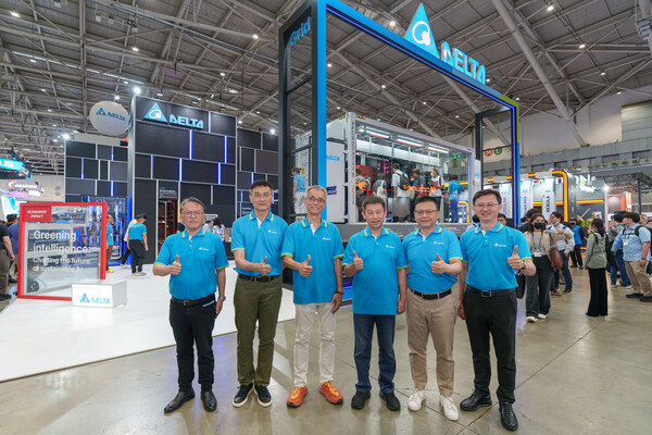 臺達亮相COMPUTEX 2025，(右至左)臺達電源及系統(tǒng)事業(yè)群總經(jīng)理陳盈源、臺達資通訊基礎(chǔ)設(shè)施事業(yè)群總經(jīng)理黃彥文、臺達董事長暨首席執(zhí)行官鄭平、臺達電源及零組件事業(yè)范疇執(zhí)行副總裁史文景、臺達風扇暨熱傳導(dǎo)事業(yè)群總經(jīng)理蔡明熹、臺達機電事業(yè)群副總經(jīng)理巫泉興于展位合影。