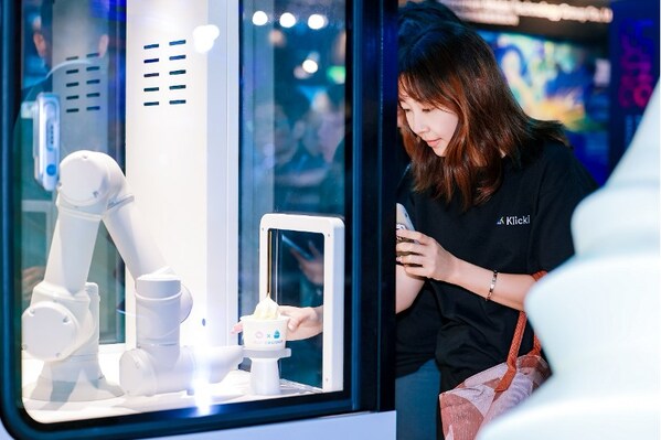 未來科技產(chǎn)品盡情體驗(yàn)，AI、機(jī)器人成展區(qū)C位