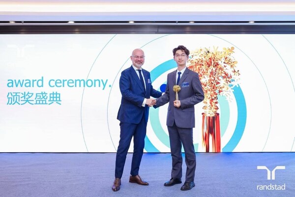 任仕達中國董事總經理Jonathan Edwards為獲獎企業(yè)頒獎