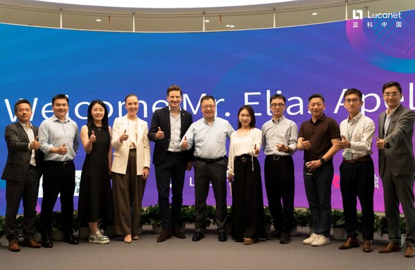 云頂新耀首席運(yùn)營(yíng)官-許崇剛（左起第六位） ，藍(lán)科全球CEO-Elias Apel（左起第五位），藍(lán)科生態(tài)伙伴-冠融CEO Hellen Wang（右起第五位）